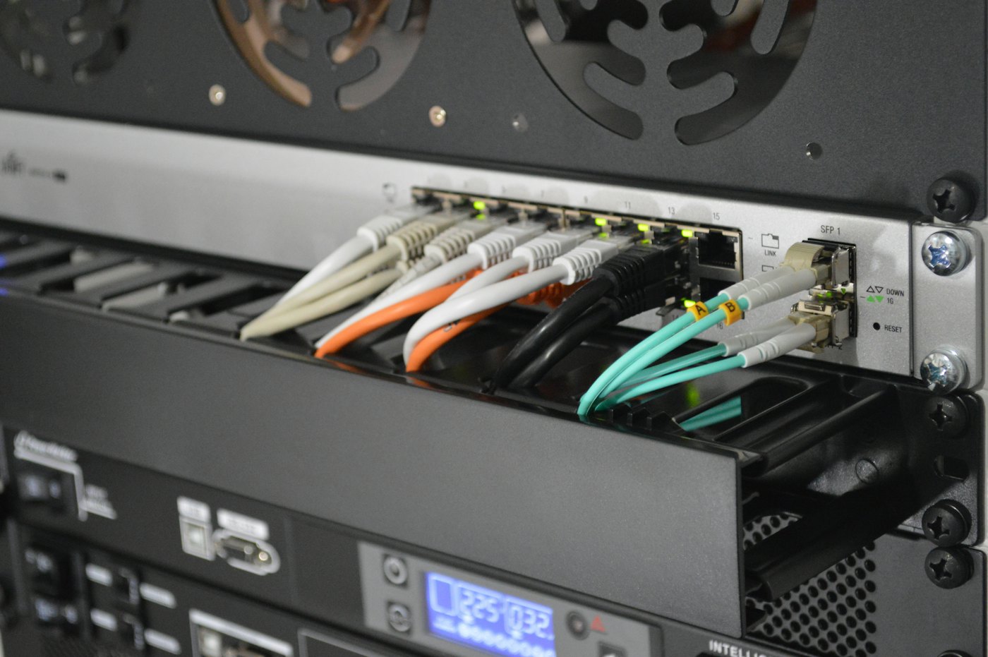 Conexiones de fibra óptica en infraestructura de red